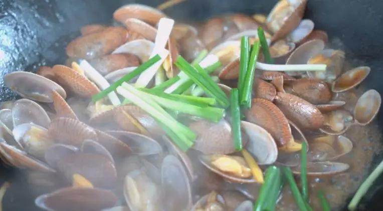 爆炒腰蛤——最近非常喜欢的快手鲜美小海鲜,炒至开口后，加入料酒、生抽、蚝油、葱段，炒匀