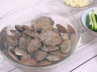 爆炒腰蛤——最近非常喜欢的快手鲜美小海鲜,腰蛤加入盐、食用油，使其吐沙