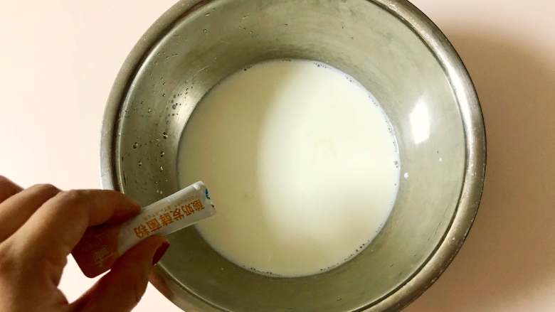 青提酸奶杯,先倒一小部分<a style='color:red;display:inline-block;' href='/shicai/ 13431'>纯牛奶</a>到盆中，倒入一袋酸奶发酵菌，充分搅拌均匀。