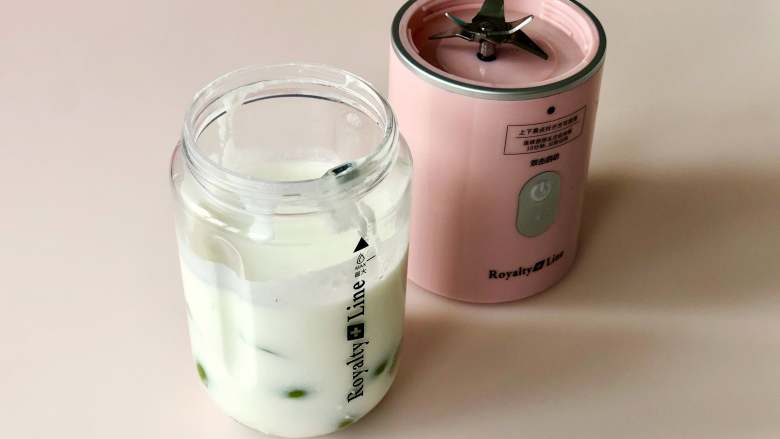 青提酸奶杯,把酸奶和青提放入榨汁机杯中，启动榨汁机，把它们打成奶昔。