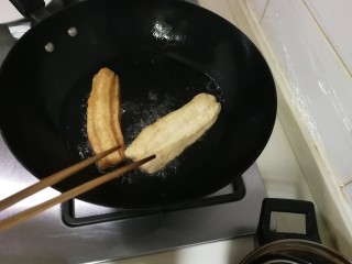 无泡打粉的油条,面条刚下锅会立即浮起来，用筷子轻轻翻滚面条，炸至金黄
