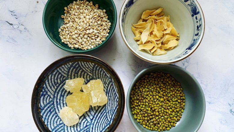 绿豆薏米百合汤,首先准备好需要的食材，食材的量可以自己调整。