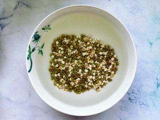 绿豆薏米百合汤,然后将洗净的绿豆和薏米混合在一起，加入适量清水浸泡3个小时以上。