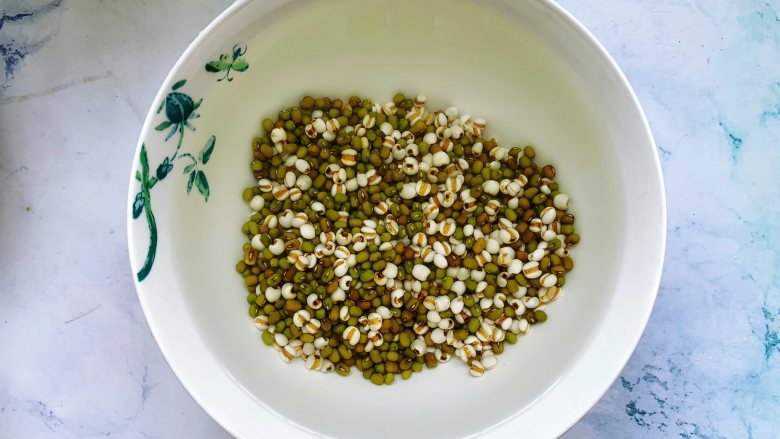 绿豆薏米百合汤,然后将洗净的绿豆和薏米混合在一起，加入适量清水浸泡3个小时以上。