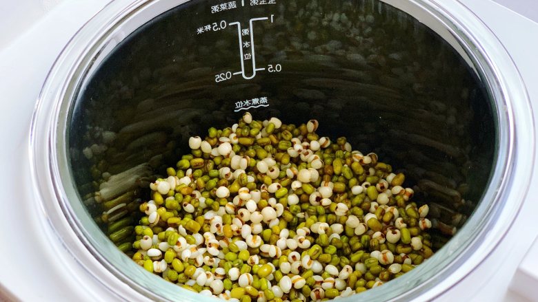 绿豆薏米百合汤,将浸泡好的绿豆和薏米放入美的bb煲中。