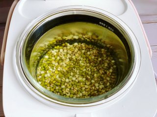 绿豆薏米百合汤,加入适量的清水，水的比例一般是食材的8倍，如果喜欢稠一点的口感，食材和水的比例为1:6左右。