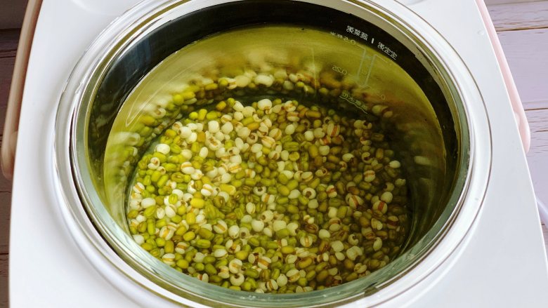 绿豆薏米百合汤,加入适量的清水，水的比例一般是食材的8倍，如果喜欢稠一点的口感，食材和水的比例为1:6左右。