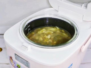 绿豆薏米百合汤,最后加入适量冰糖调味，煮至冰糖完全融化后关闭电源。