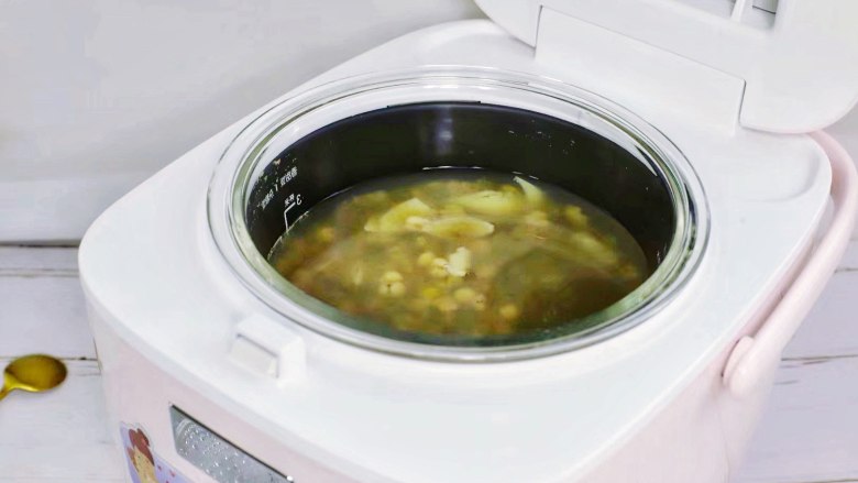 绿豆薏米百合汤,最后加入适量冰糖调味，煮至冰糖完全融化后关闭电源。