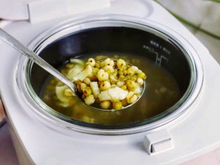 绿豆薏米百合汤,不要马上开盖，焖10分钟后再打开盖子，待完全冷却后就可以吃了，冷藏一下口感更佳哦。