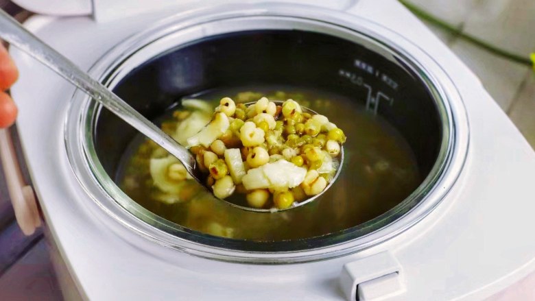 绿豆薏米百合汤,不要马上开盖，焖10分钟后再打开盖子，待完全冷却后就可以吃了，冷藏一下口感更佳哦。