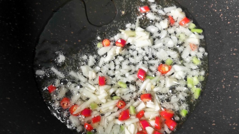 蒜蓉空心菜梗,锅内放油，放入大蒜，小米椒爆香。