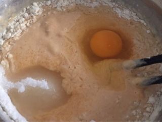 南瓜鸡蛋卷饼,面粉里加入南瓜泥（南瓜泥的量根据面粉吸水度来增减），磕入一颗鸡蛋，再加一点糖，搅拌成面糊；
