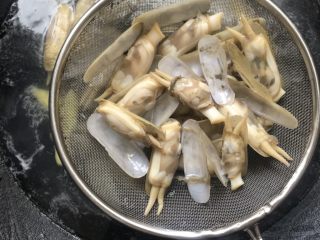 油淋竹蛏,竹蛏煮至开口，捞起来放入盆里。