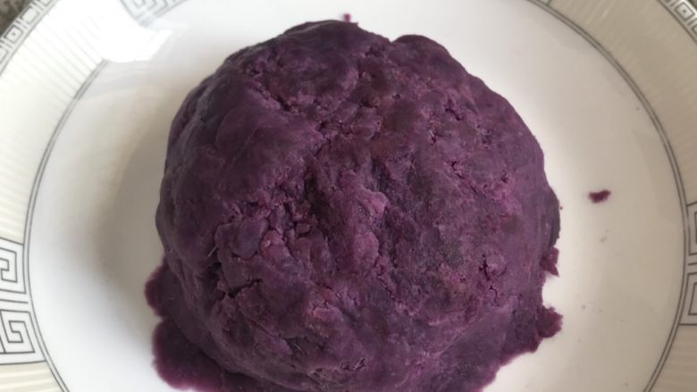 酸奶紫薯泥,用手整成一个圆乎乎的形状。