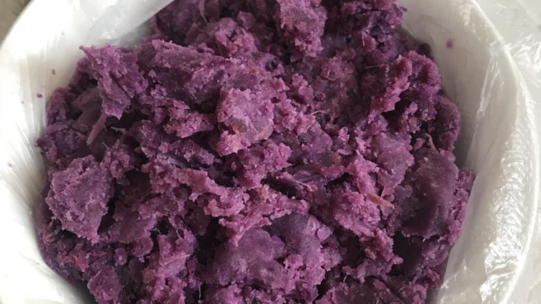酸奶紫薯泥,捣好的紫薯泥装入一个有保鲜膜的小碗中。