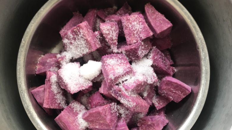 酸奶紫薯泥,放入高压锅压制15分钟。