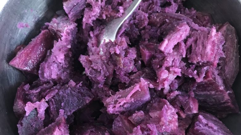 酸奶紫薯泥,紫薯加入适量水用勺子压成紫薯泥。