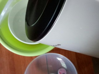 水果酸奶,用开水对酸奶容器冲洗消毒。