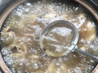 麻油鸡（改良版）,沸腾后用滤网捞出浮沫，这样汤喝起来没有腥味。