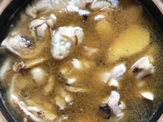麻油鸡（改良版）,把煮好的当归黄芪水倒入砂锅，把炒好的鸡肉也倒入砂锅里。