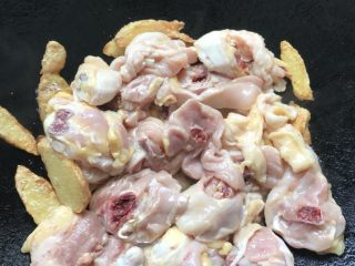麻油鸡（改良版）,煎至金黄色后倒入鸡肉进行翻炒。