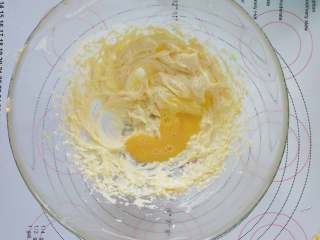 红茶肉桂玛芬,5、分次加入打散的鸡蛋液，拌匀。
