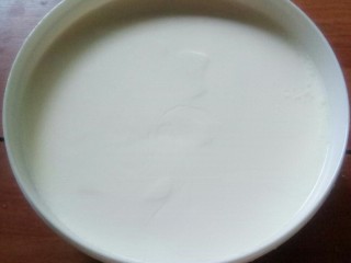水果酸奶,酸奶机工作8小时，制做好的酸奶。