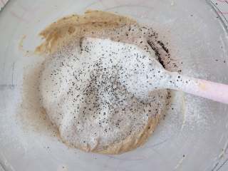红茶肉桂玛芬,7、再加入1/3的粉拌匀，加入剩余的牛奶酸奶拌匀。拌好的面糊装入裱花袋。
