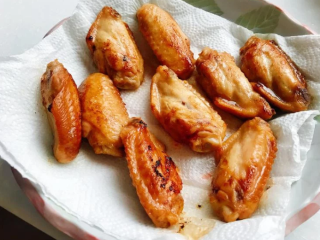 照烧鸡翅,煎过的鸡翅用厨房纸吸一下油。