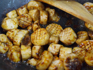 素干贝,杏鲍菇煎至金黄后，放入调味料拌炒均匀。