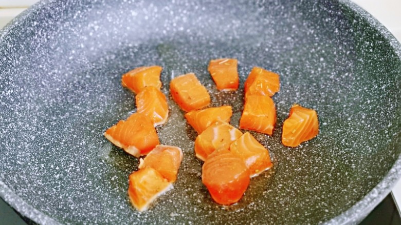 山葵木鱼花三文鱼沙拉,锅中刷上少许油，放入腌制好的三文鱼，煎至两面金黄。