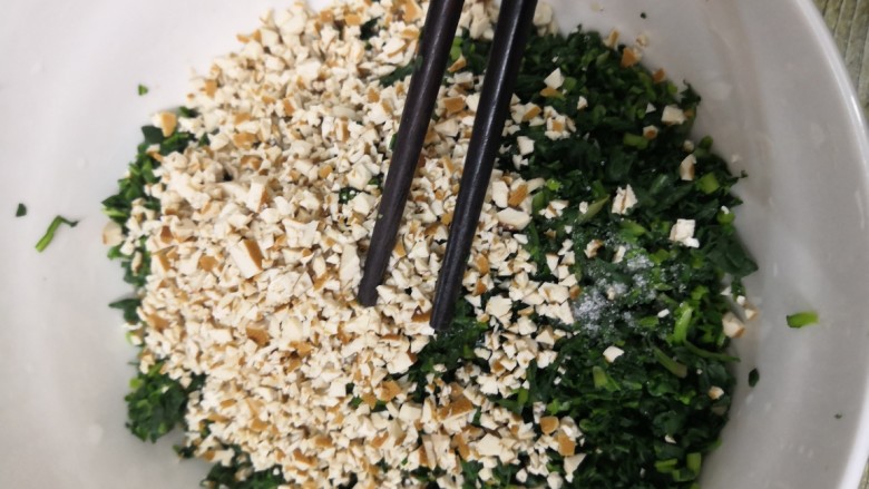 凉拌马兰香干,用筷子，搅拌均匀