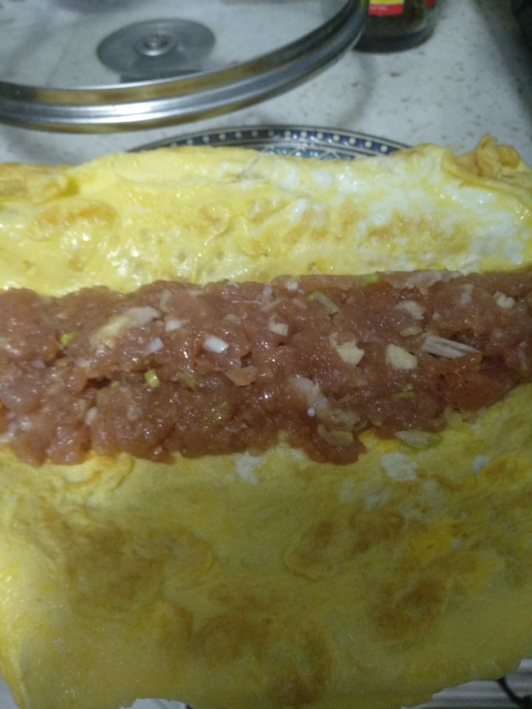 吉祥肉卷,鸡蛋摊成薄薄的鸡蛋饼，裹入肉馅
