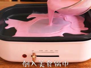 火龙果牛奶小方，Q弹软糯,倒入美食锅中，温度调至LOW的温度