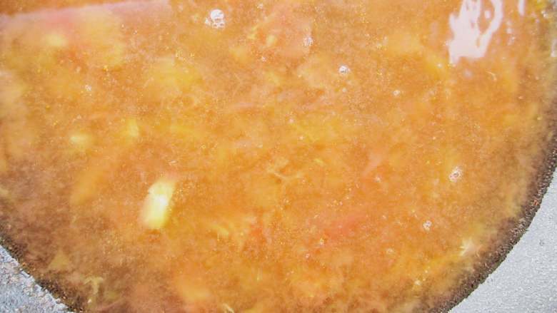 番茄金针菇豆腐汤,加入500毫升的水，加入一勺盐、鸡粉调味
