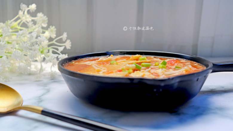 番茄金针菇豆腐汤,这个汤味道鲜美 ，尤其吃煮熟的金针菇 软软的细细的特别好吃