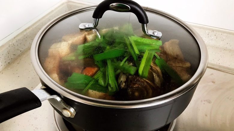 青蒜豆腐炖草鱼,盖上锅盖继续煮2分钟，即可
