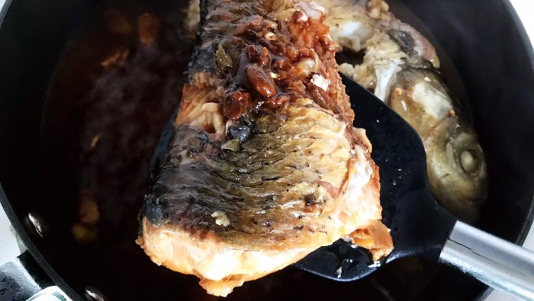青蒜豆腐炖草鱼,期间可以把鱼翻个面