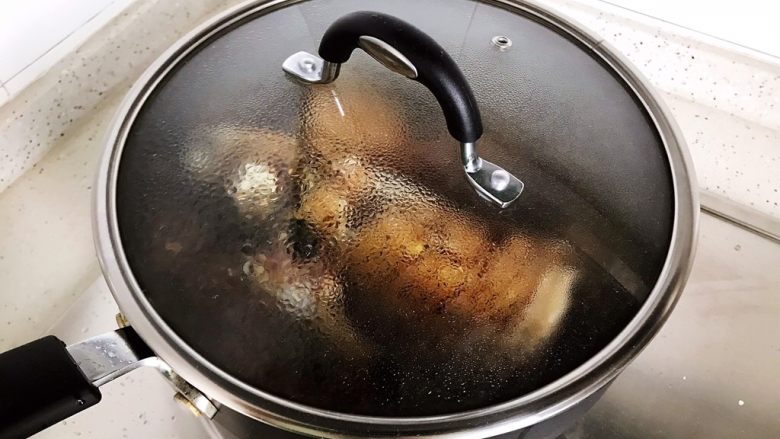 青蒜豆腐炖草鱼,盖上锅盖，转中小火，焖煮20分钟