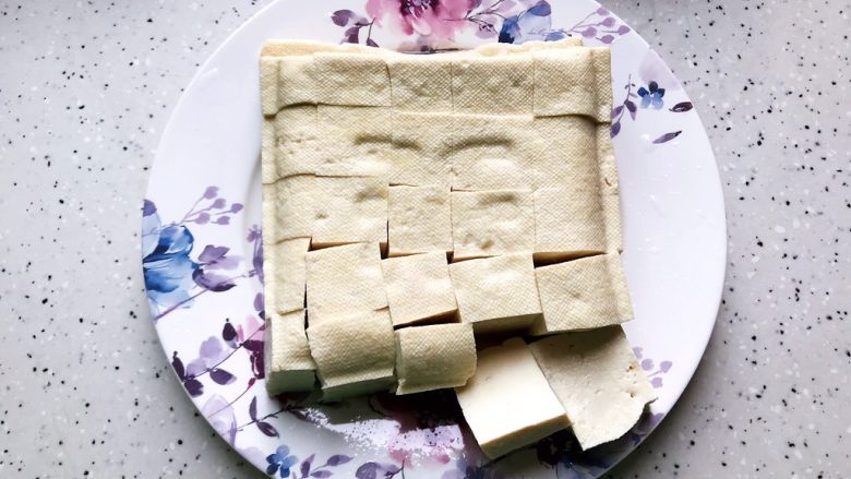 青蒜豆腐炖草鱼,豆腐如图所示切成小块