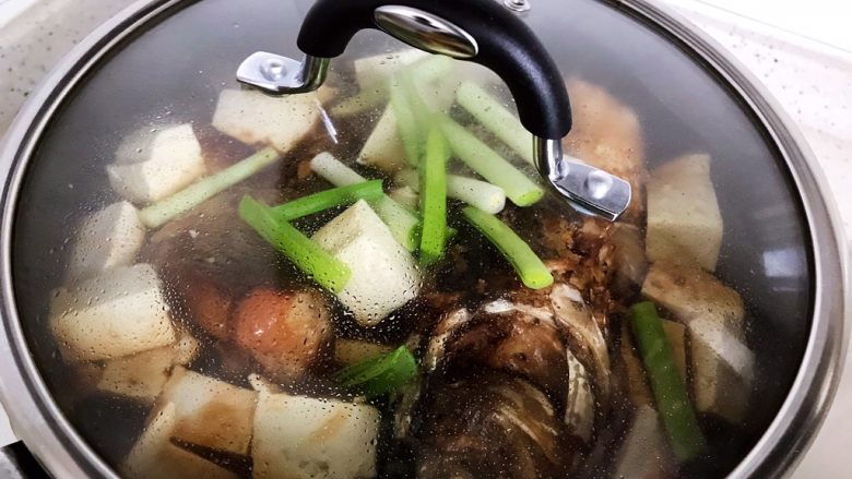 青蒜豆腐炖草鱼,盖上锅盖继续煮10分钟