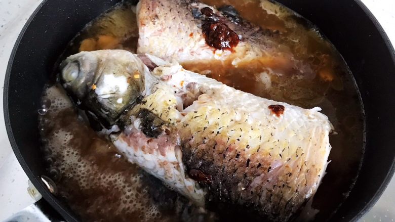 青蒜豆腐炖草鱼,加适量热开水，水量和图片中差不多就可以了