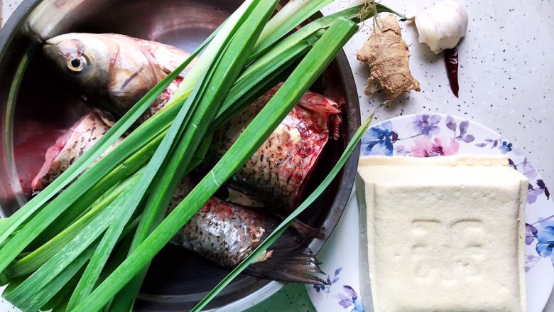 青蒜豆腐炖草鱼,首先我们准备好所有食材