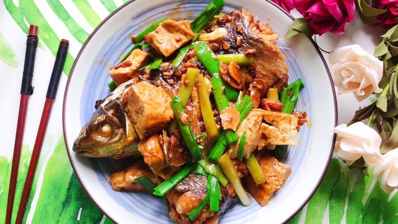 青蒜豆腐炖草鱼,成品图