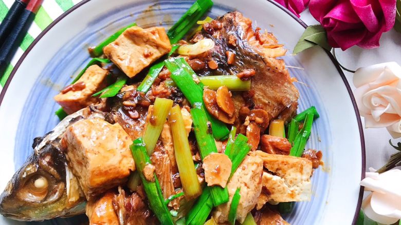 青蒜豆腐炖草鱼,装盘
