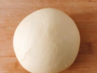 酸奶红豆餐包,将除黄油外的材料一起加入打发缸中，至面团成球形，面团扯开可以透过窗玻璃纸，再加入黄油，至光滑的球形。