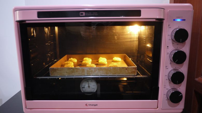 奶酥曲奇,烤箱要提前预热，上下火160度，烘烤20分左右。