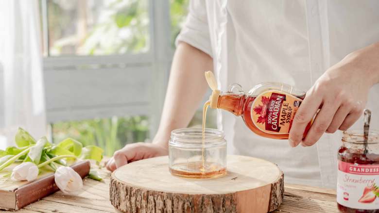 酸甜的夏，ALDI养生山药谷物蛋筒,将枫糖浆倒入罐子中。
