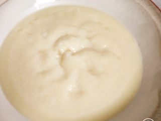可可麻薯软欧包,利用发酵的时间来蒸麻薯，将除黄油以外的材料进行混合，每加入一种材料即搅拌均匀，放入蒸锅中蒸10min左右，至表面凝固，无水。稍微晾凉，揉入黄油，至黄油均匀分布于麻薯中。